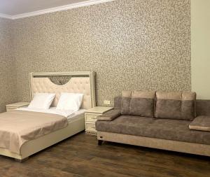 Postel nebo postele na pokoji v ubytování Gandzak Hotel