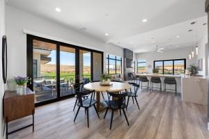 Гостиная зона в ALBATROSS SOUTH at Copper Rock!