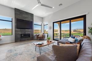 Телевизор и/или развлекательный центр в ALBATROSS SOUTH at Copper Rock!