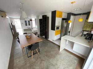 eine Küche und ein Esszimmer mit einem Tisch und Stühlen in der Unterkunft Casa do Marisco Experience na Praia dos Ingleses in Florianópolis