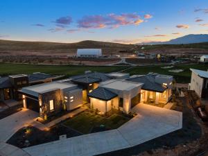 Общий вид на горы или вид на горы из дома для отпуска