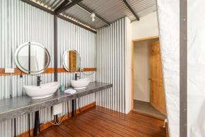 Koupelna v ubytování Glamping en Playa Potrero + 37 fotografií
