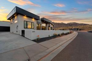 una casa al lado de una carretera en SPIRAL at Copper Rock! Sleeps 14!, en Hurricane