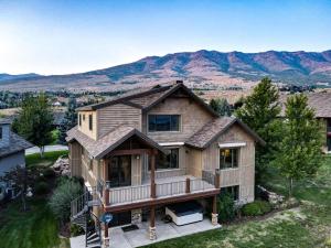 Nespecifikovaný výhled na hory nebo výhled na hory při pohledu z prázdninového domu