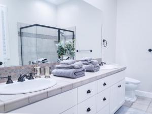 Koupelna v ubytování Experience the Majesty of Ogden Valley!! + 44 fotografií