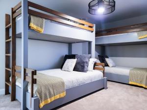 Postel nebo postele na pokoji v ubytování Experience the Majesty of Ogden Valley!!