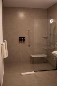 a bathroom with a glass shower with a sink at Comfort Hotel Presidente Prudente in Presidente Prudente