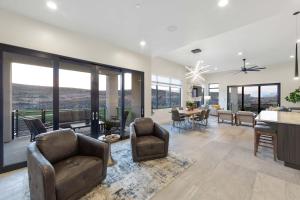 Гостиная зона в THE COSMOS - MOON at Copper Rock!