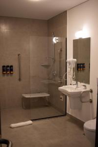 a bathroom with a shower and a sink and a toilet at Comfort Hotel Presidente Prudente in Presidente Prudente
