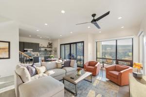 Гостиная зона в THE COSMOS - MOON at Copper Rock!