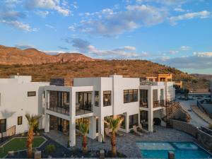 Общий вид на горы или вид на горы из дома для отпуска