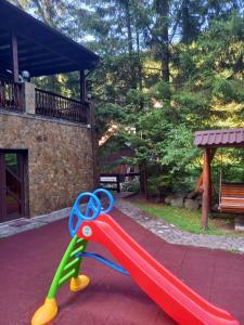 un par de tijeras en un tobogán en un parque en Pensiunea Mario, en Moieciu de Sus