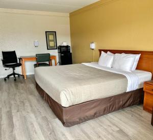 Postel nebo postele na pokoji v ubytování Quality Inn Nacogdoches Near University
