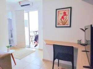 a living room with a table and a chair at Encantador Refúgio Completo e Bem Localizado in Campos dos Goytacazes +21 photos