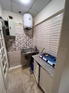 eine Küche mit einem Waschbecken und einem Spielzeugauto an der Wand in der Unterkunft El jawhra house in Kairo