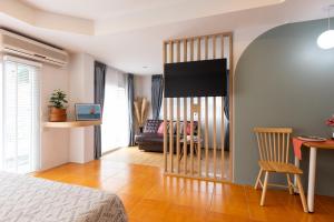 Μια τηλεόραση ή/και κέντρο ψυχαγωγίας στο Baan Sinkaew Apartment Chiangmai - บ้านสินแก้ว อพาร์ทเม้นท์ เชียงใหม่