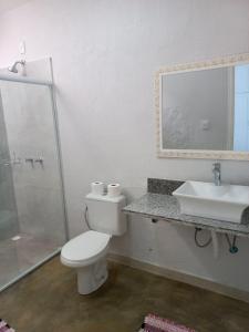 Um banheiro em Chalézinho Santorini
