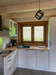 Virtuvė arba virtuvėlė apgyvendinimo įstaigoje Blisko natury - chatka z sauną w Zawoi