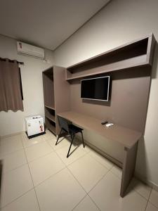 TV a/nebo společenská místnost v ubytování Shafira Hotel