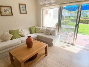 Un lugar para sentarse en Beautiful Apt. w/ Pool and Direct Beach Access