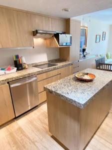 Una cocina o cocineta en Beautiful Apt. w/ Pool and Direct Beach Access