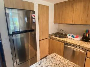 Una cocina o cocineta en Beautiful Apt. w/ Pool and Direct Beach Access