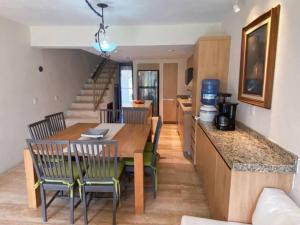 Una cocina o cocineta en Beautiful Apt. w/ Pool and Direct Beach Access