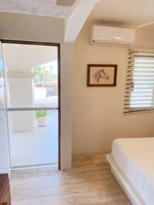 Una cama o camas en una habitación de Beautiful Apt. w/ Pool and Direct Beach Access