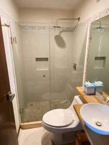 Un baño de Beautiful Apt. w/ Pool and Direct Beach Access