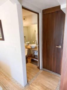 Un baño de Beautiful Apt. w/ Pool and Direct Beach Access