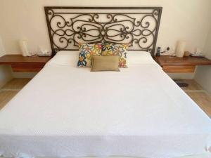 Una cama o camas en una habitación de Beautiful Apt. w/ Pool and Direct Beach Access