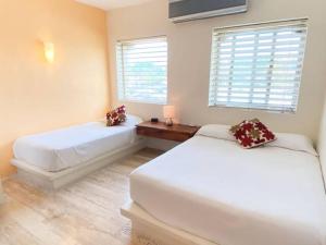 Una cama o camas en una habitación de Beautiful Apt. w/ Pool and Direct Beach Access