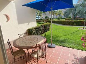 Un jardín fuera de Beautiful Apt. w/ Pool and Direct Beach Access
