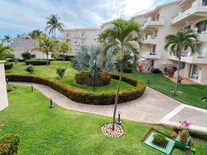 Un jardín fuera de Beautiful Apt. w/ Pool and Direct Beach Access