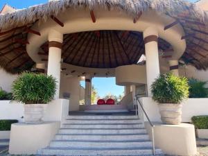 Un jardín fuera de Beautiful Apt. w/ Pool and Direct Beach Access