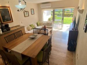 Un lugar para sentarse en Beautiful Apt. w/ Pool and Direct Beach Access
