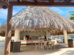 Un restaurante u otro lugar para comer en Beautiful Apt. w/ Pool and Direct Beach Access