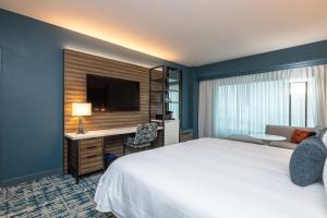 Postel nebo postele na pokoji v ubytování Marriott Anchorage Downtown