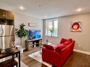sala de estar con sofá rojo y nevera en 304Stunning and comfy 1BDR APT in Center city, en Filadelfia