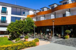 un edificio con mesas y sillas en un patio en Hotel O Cabazo en Ribadeo