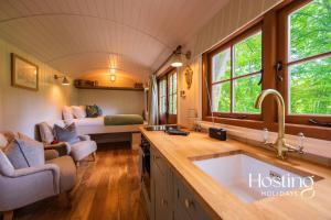 a kitchen and living room in a tiny house at Red Kite Retreat - Bluebell - Shepherds Hut 1 in Henley on Thames
