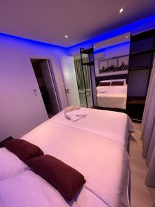 a bedroom with two beds and a mirror at Felisia’s luxury apartment in İncirli