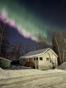 una casa con un arcobaleno nel cielo di Fireweed House a Fairbanks