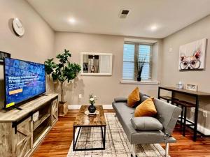 un soggiorno con divano e TV a schermo piatto di 405 Spacious and superior 1BDR APT in center city a Philadelphia