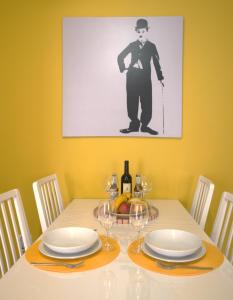 una mesa de comedor con platos y copas de vino en El Charco Azul, en San Andres y Sauces