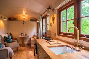 Um banheiro em Red Kite Retreat - Allium - Shepherds Hut 2