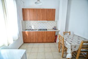 A kitchen or kitchenette at To Gefyraki Rooms