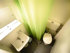 A bathroom at To Gefyraki Rooms Még 32 kép