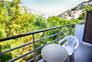 A balcony or terrace at To Gefyraki Rooms