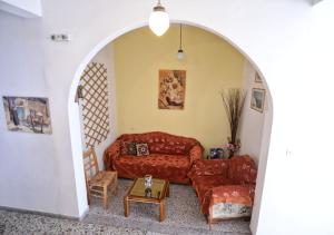 A seating area at To Gefyraki Rooms